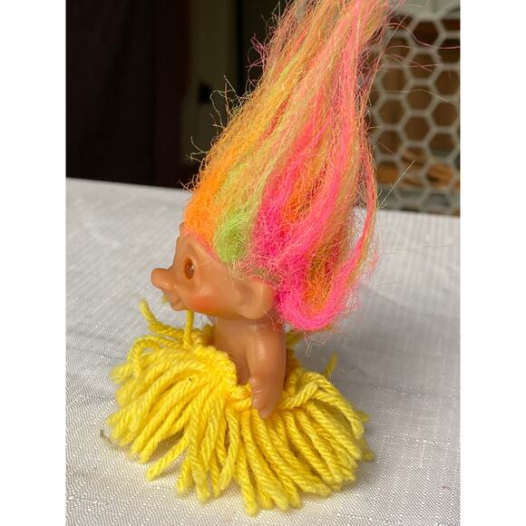 VTG Dam Troll Doll apx 3 in tall Neon rainbow hair red eyes, yarn Hula skirt EUC - Picture 9 of 13
